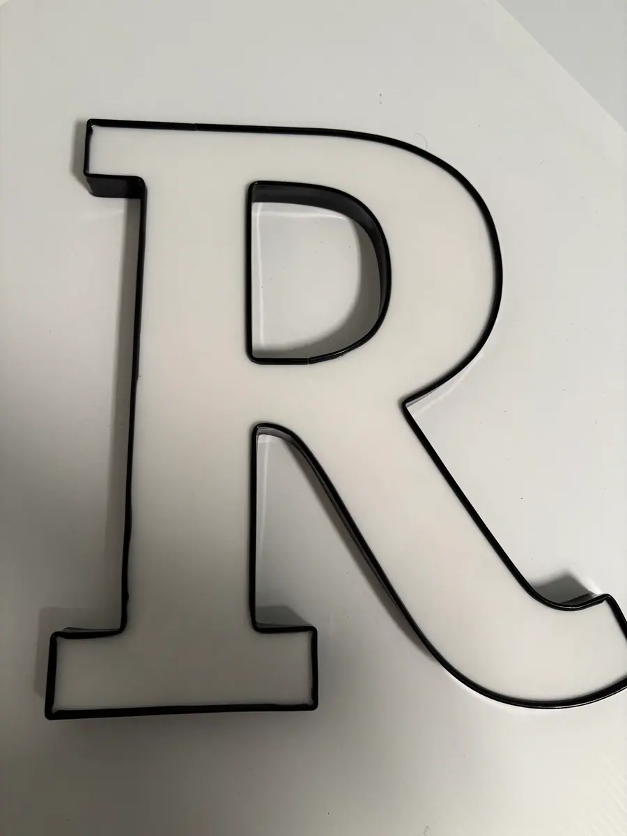 Front-lit trim cap letters